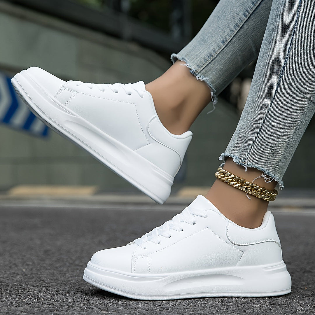 Zijaanzicht: Slanke witte orthopedische dames sneakers, perfect voor zowel sportief als casual.