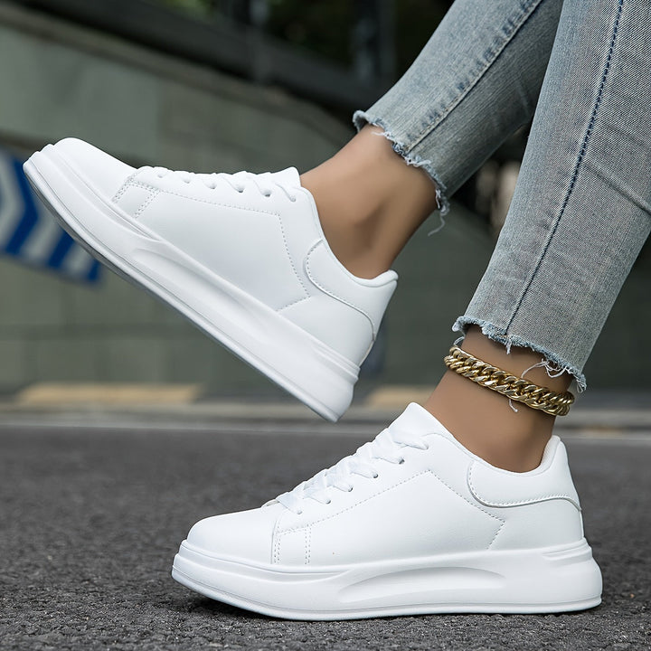 Zijaanzicht: Slanke witte orthopedische dames sneakers, perfect voor zowel sportief als casual.