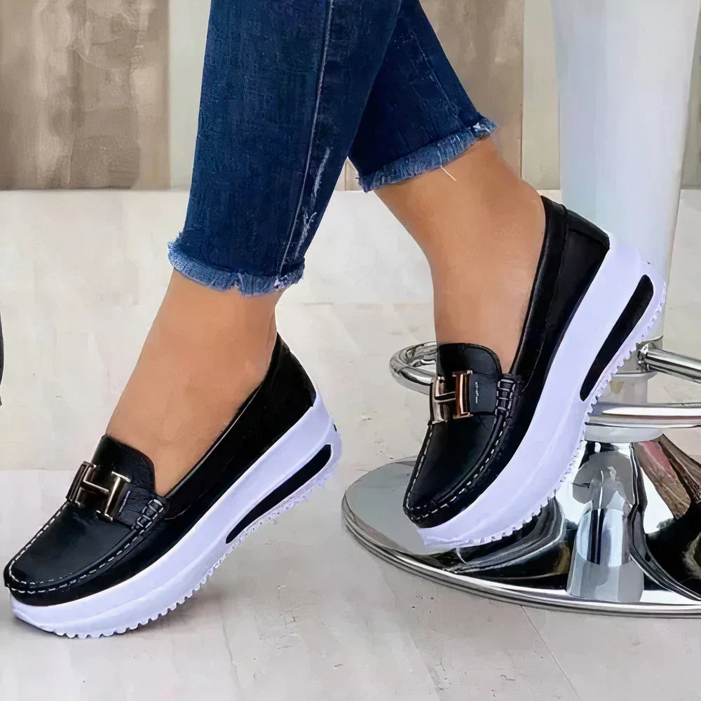 Lichte en ademende dames zomerschoenen, orthopedisch gevormd voor dagelijks comfort en stijl.