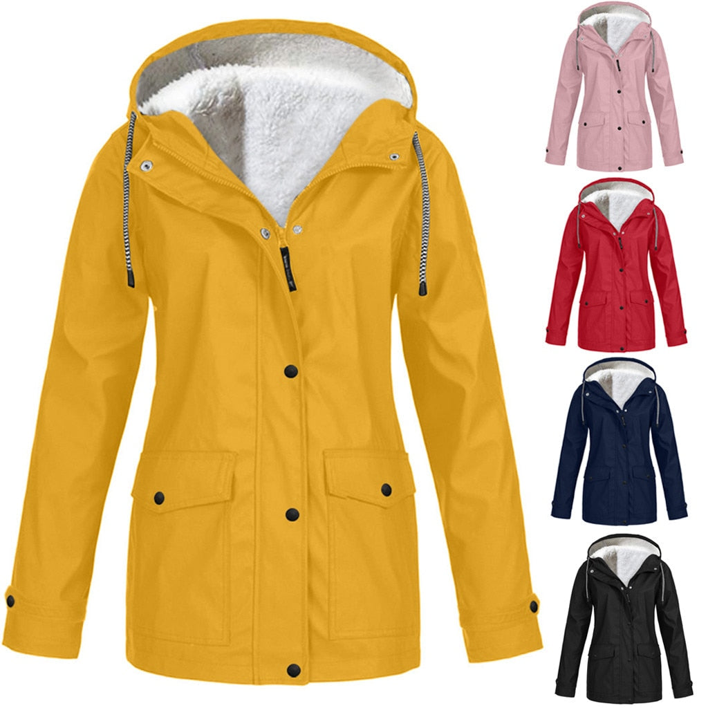 Dames outdoor regenjas Jeanne, waterdicht en winddicht, model in natuurlijke omgeving. Ideaal voor lente/herfst.