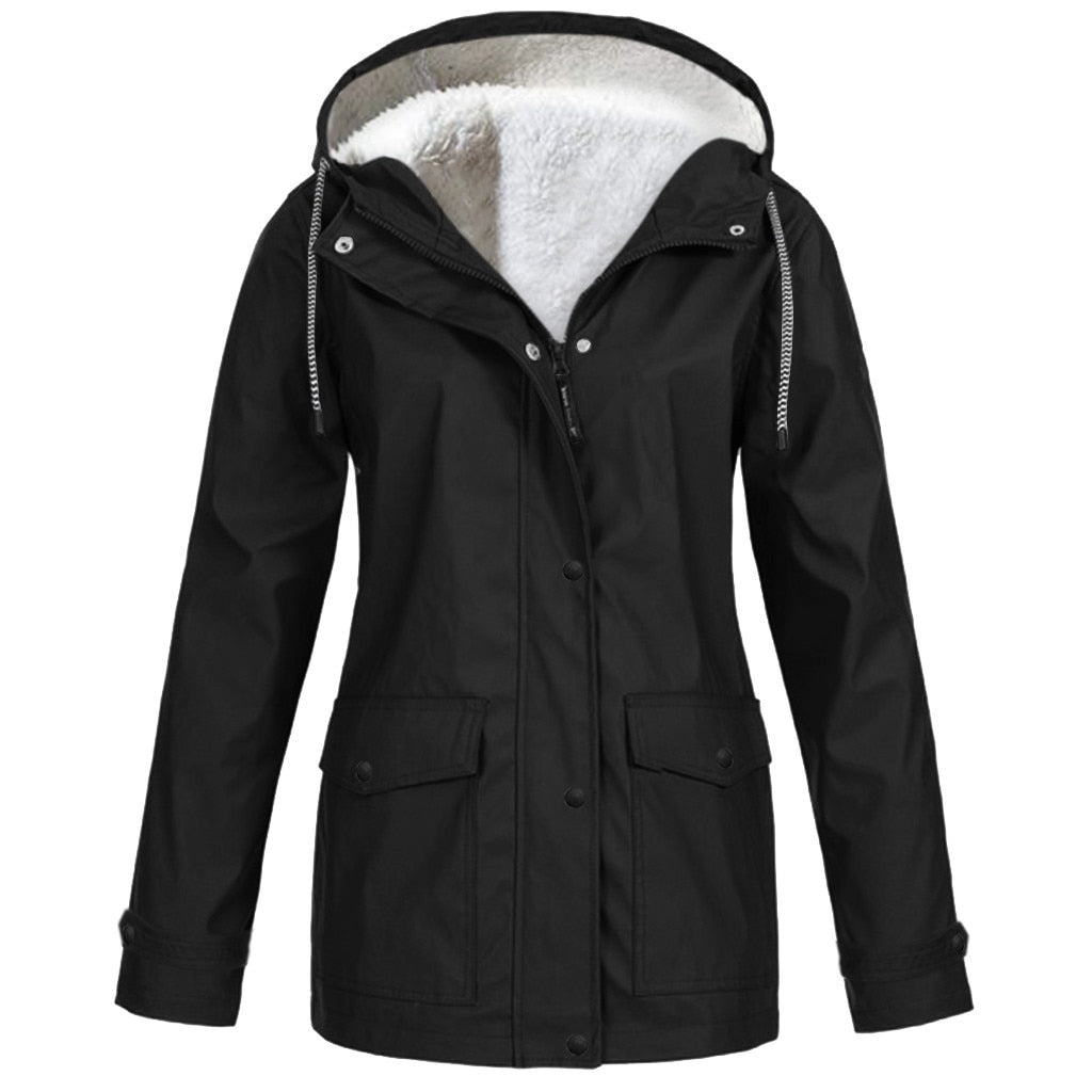 Gedetailleerde weergave van de robuuste rits en de beschermende windflap van dames outdoor regenjas Jeanne.