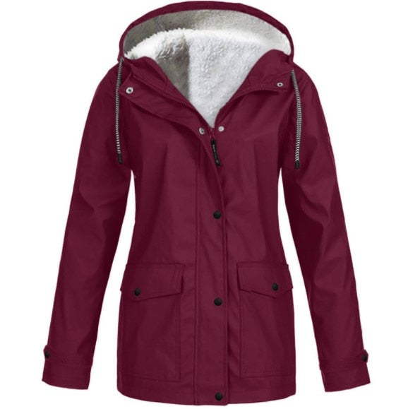 Dames outdoor kleding: de Jeanne regenjas, combineert functionaliteit met een modieus, trendy ontwerp.