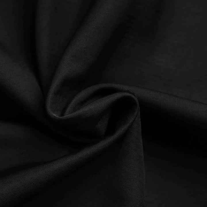 Detail van de waterdichte stof en stiksels van de duurzame dames outdoor regenjas Jeanne.