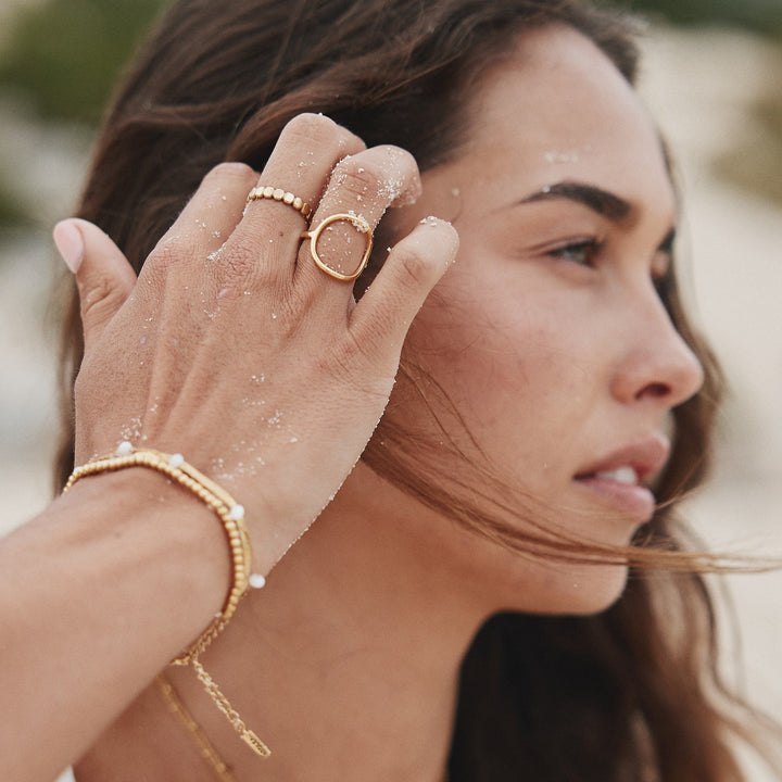 Gouden minimalistische ovale ring Noa, elegant en comfortabel voor de moderne vrouw.