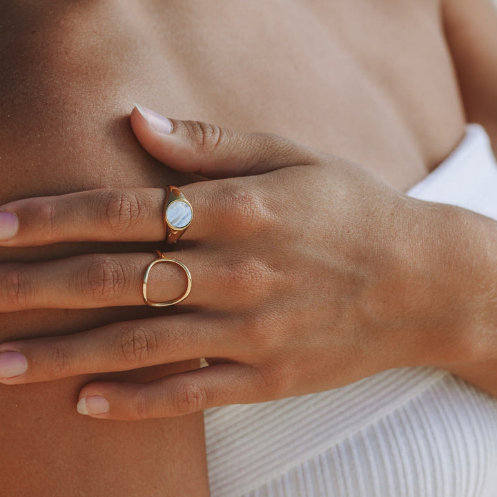 Elegante gouden ovale ring voor dames, minimalistisch design Noa, comfortabel en duurzaam.