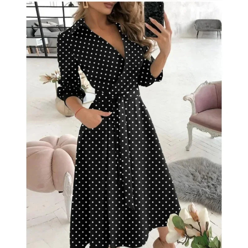 Lichte dames zomerjurk overhemd model, midi lengte, met modieuze riem.