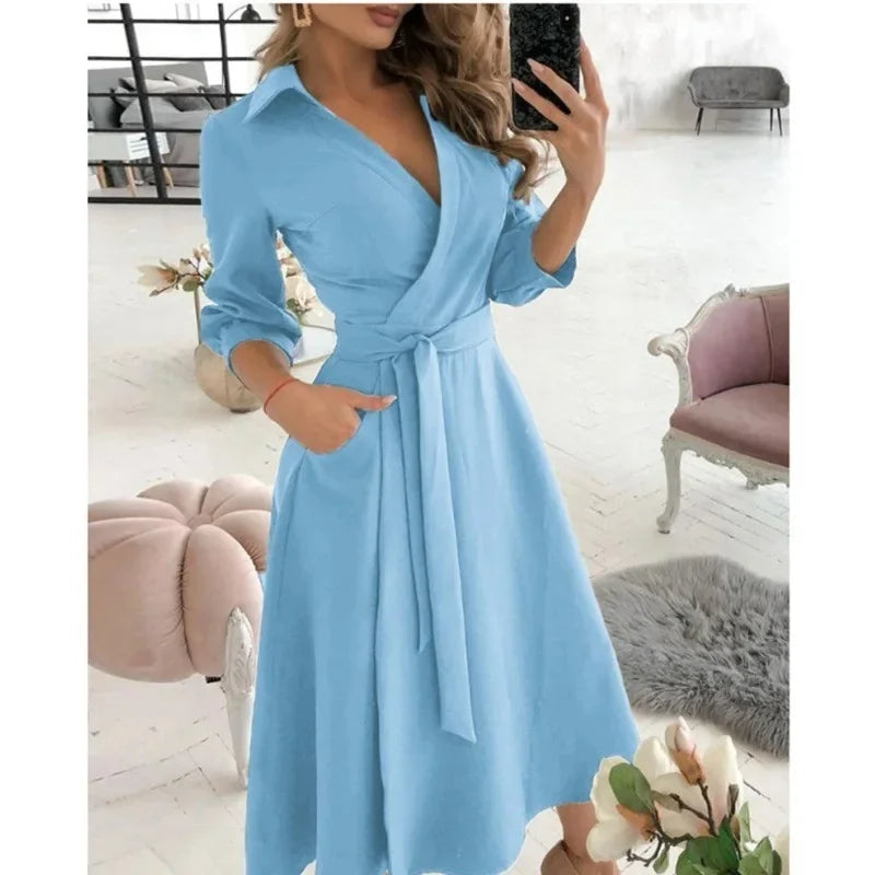 Model draagt een flatterende dames overhemd midi jurk met riem. Zijaanzicht, casual chic.