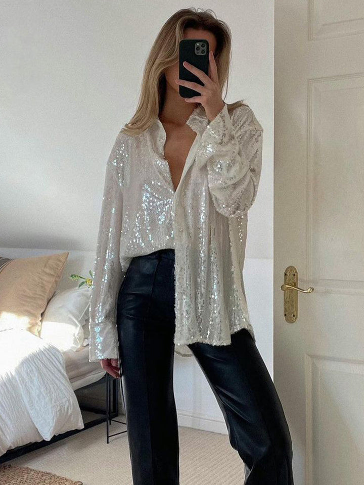Dames oversized blouse met subtiele glans, perfect voor een trendy en comfortabele lentelook.