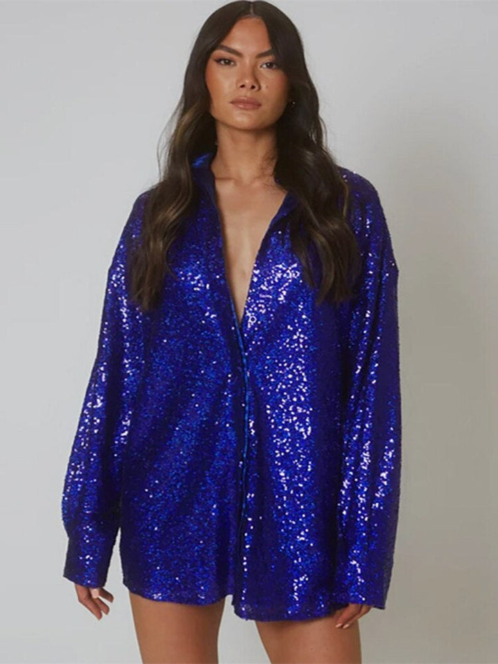 Gedetailleerde close-up van de glanzende stof van de GlitteryDress™ oversized blouse voor dames.