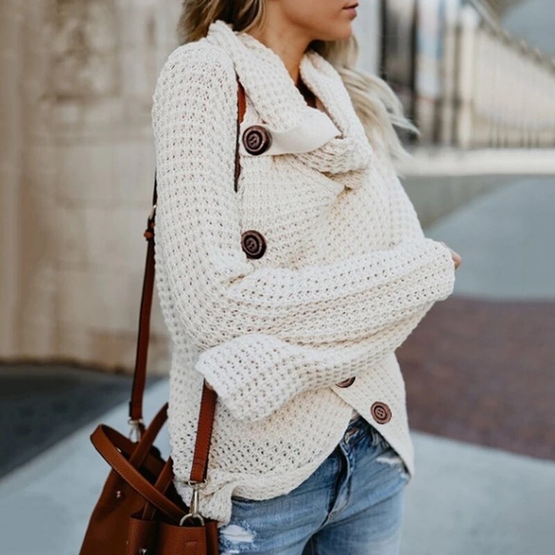 Casual oversized dames coltrui Hailey met asymmetrische hals, stijlvolle knopen en comfortabele pasvorm.