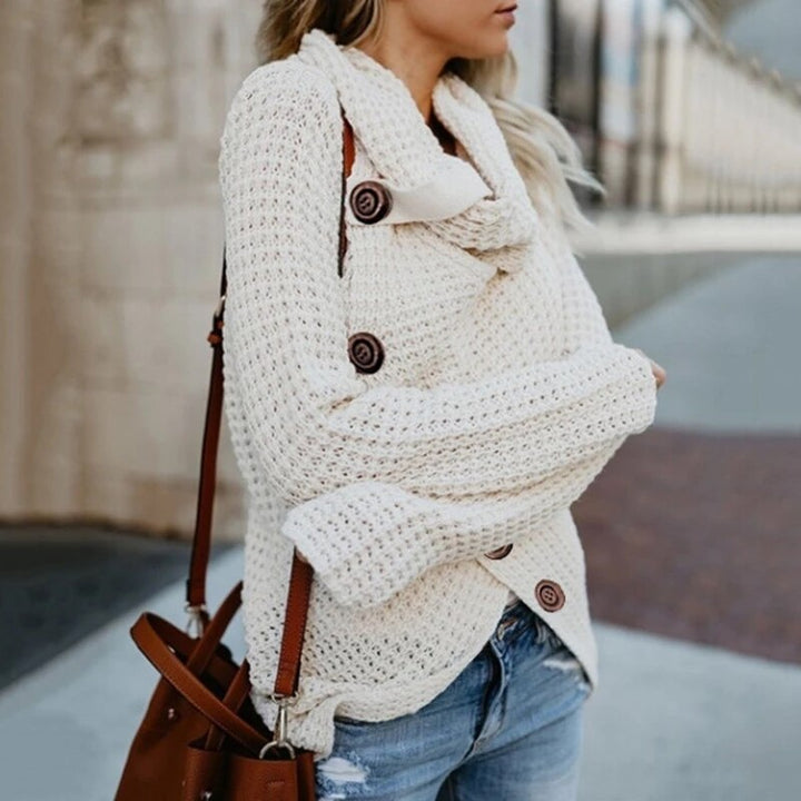 Casual oversized dames coltrui Hailey met asymmetrische hals, stijlvolle knopen en comfortabele pasvorm.