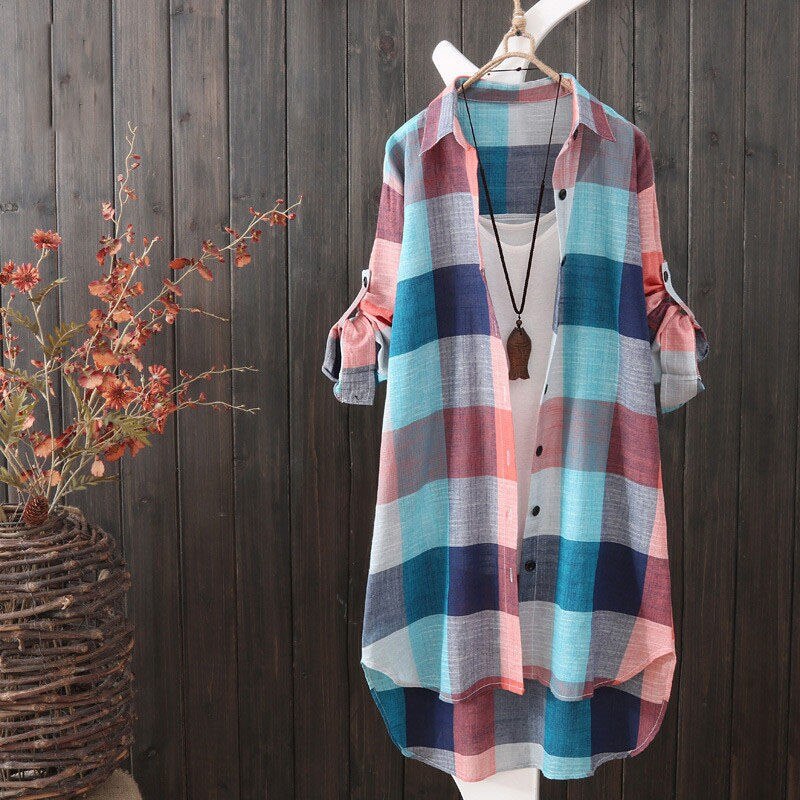 Zachte geruite oversized damesblouse, comfortabel en stijlvol. Trendy dameskleding met ruime pasvorm en patroon.