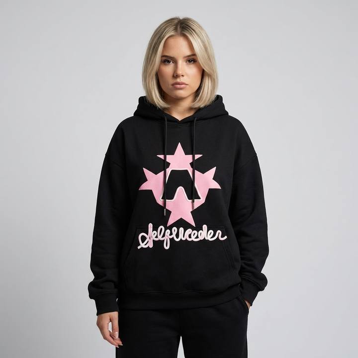Dames oversized hoodie met trendy sterprint. Comfortabele streetwear pullover met capuchon voor casual wintermode.