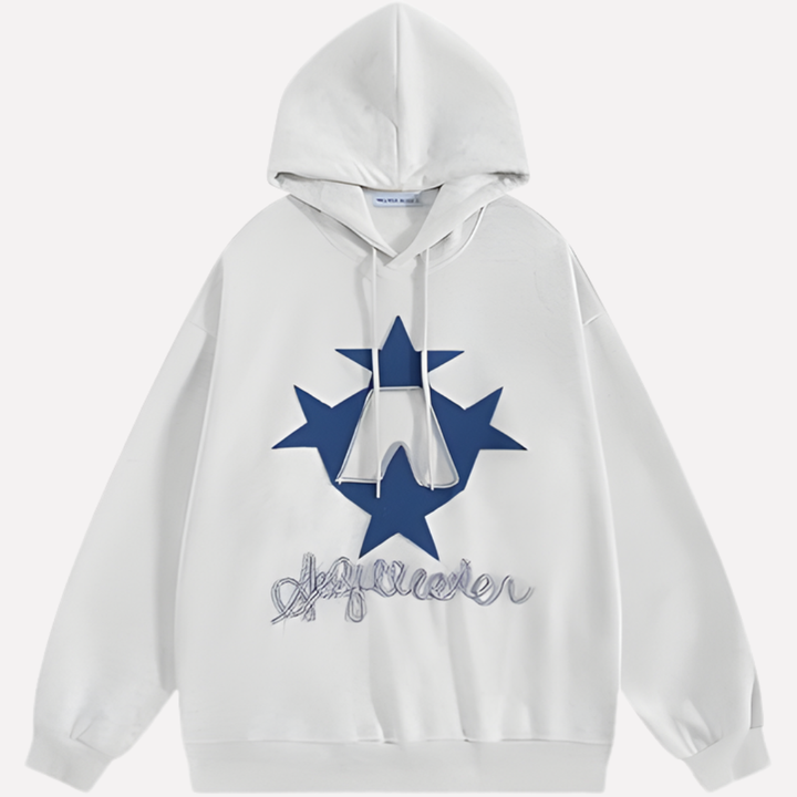 Damesmodel draagt oversized hoodie met sterprint, voor een relaxte, modieuze casual streetwear look met capuchon.