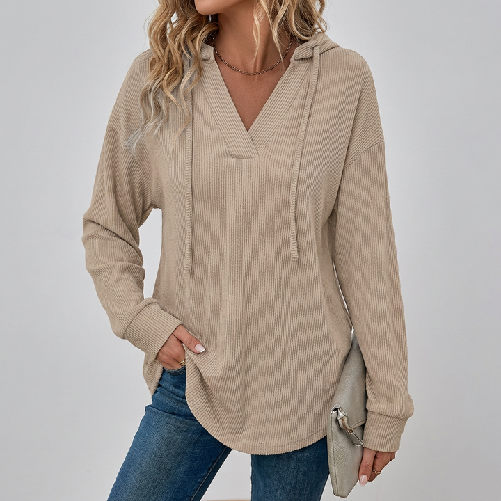Warme dames hoodie met V-hals en oversized pasvorm. Perfect voor comfortabele herfst- en winterdagen.