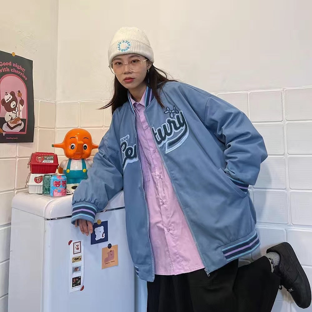 Veelzijdige oversized varsity jas voor dames. Trendy bomberjack, perfect voor een sportieve streetwear look.