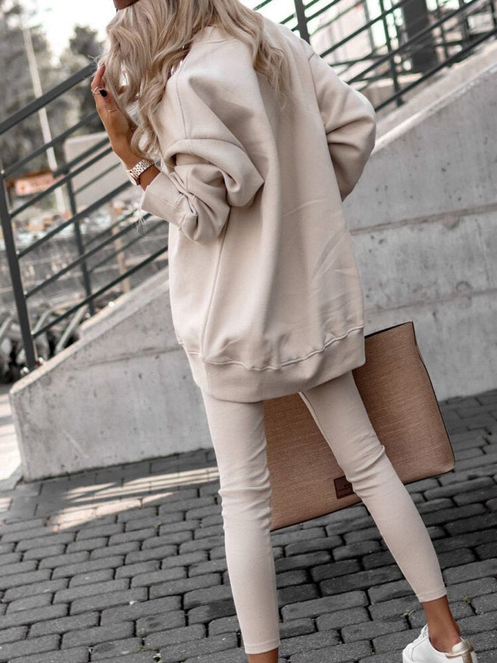 Zachte oversized trui voor dames, detail van de gebreide stof. Comfortabele en warme dameskleding.
