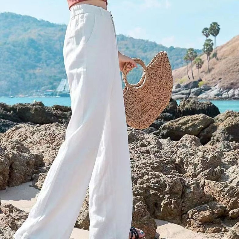 Beige dames pantalon Diana, wijde pijpen broek met hoge taille. Ideaal voor een zakelijk casual of chique look.