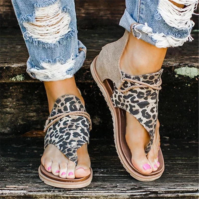 Dames panterprint sandalen met perfecte ondersteuning voor zomerse elegantie. Comfortabele platte zool.