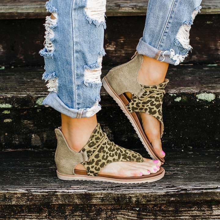 Stijlvolle dames panterprint sandalen, trendy zomerschoenen met comfortabele platte zool en goede ondersteuning.