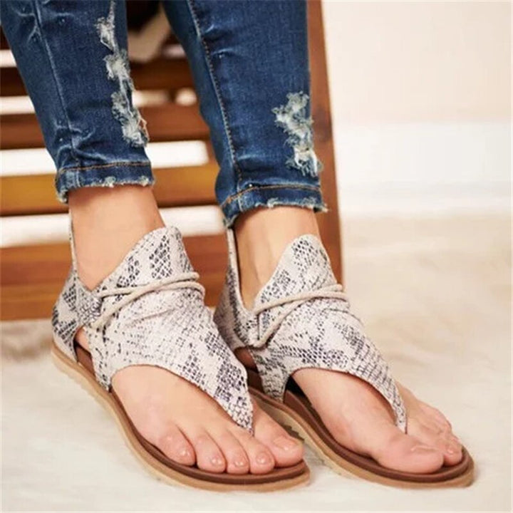 Modieuze dames panter sandalen met comfortabele pasvorm en ondersteunende platte zool, perfect voor de zomer.