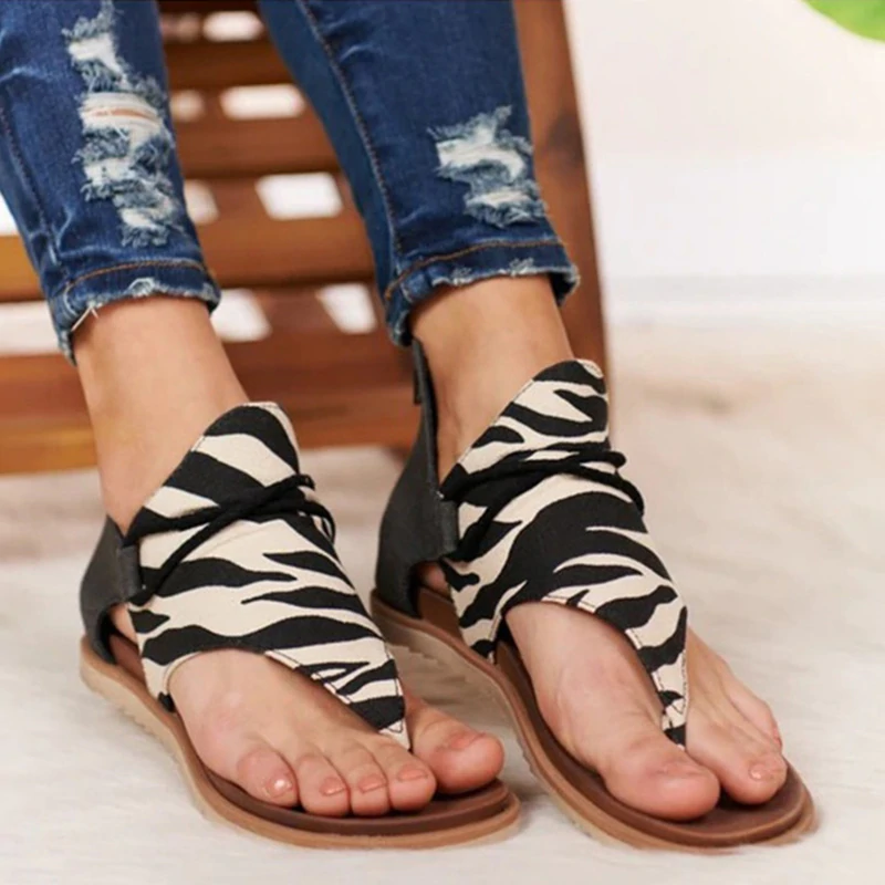 Dames sandalen met panterprint en perfecte ondersteuning. Comfortabele platte zool voor stijlvolle zomerse dagen.
