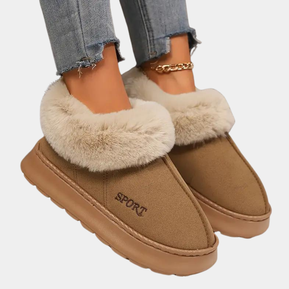 Vrouw geniet van comfort thuis met zachte en warme Nova dames pantoffels. Perfect voor ontspanning.