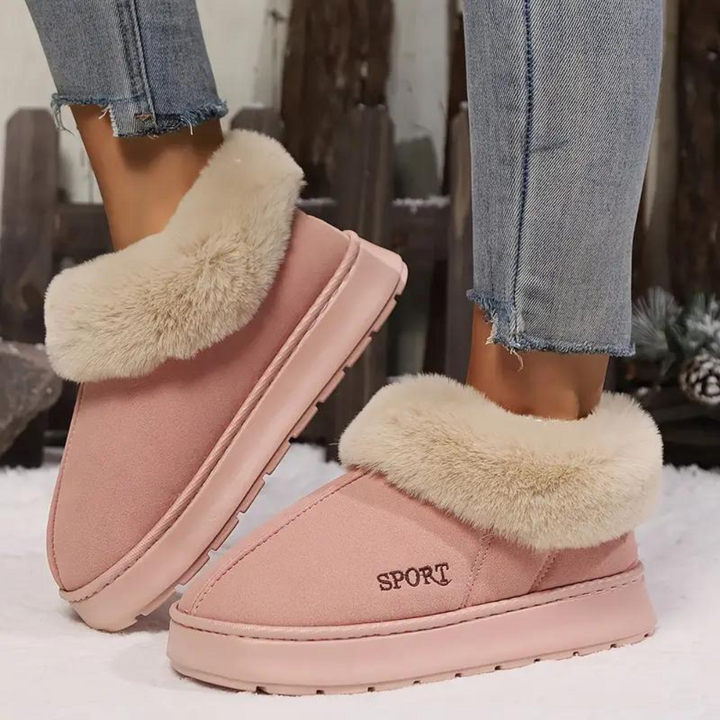 Voeten gehuld in zachte en warme Nova dames pantoffels, genietend van comfort en ontspanning thuis.