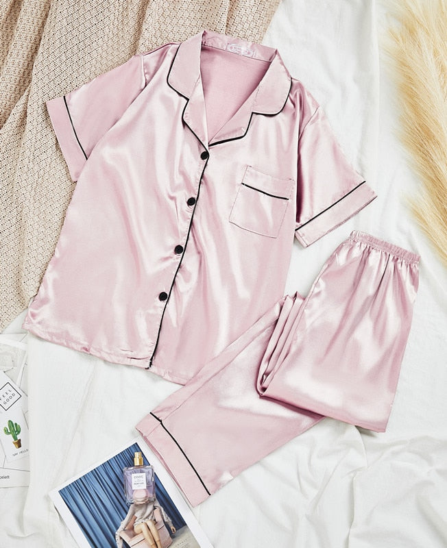 Comfortabele damespyjama van PartyPyjama™, zachte loungewear en nachtkleding voor de moderne vrouw.