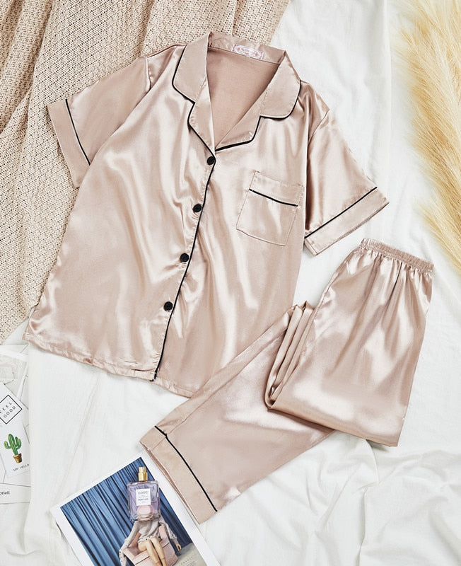 Moderne dames PartyPyjama™ als comfortabel huispak of zachte nachtkleding, voor stijlvolle ontspanning.