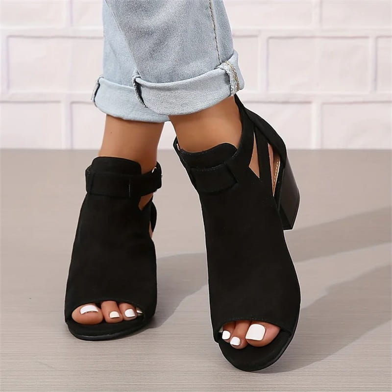 Stijlvolle peep toe enkellaarsjes met hak voor dames closeup