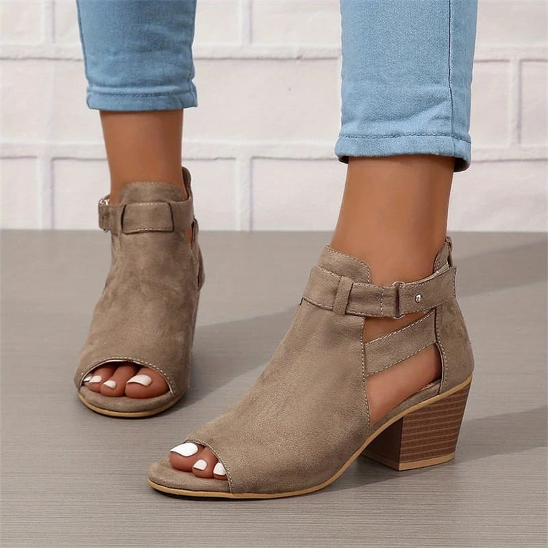 Dames peep toe enkellaarsjes met comfortabele blokhak vanuit zijaanzicht