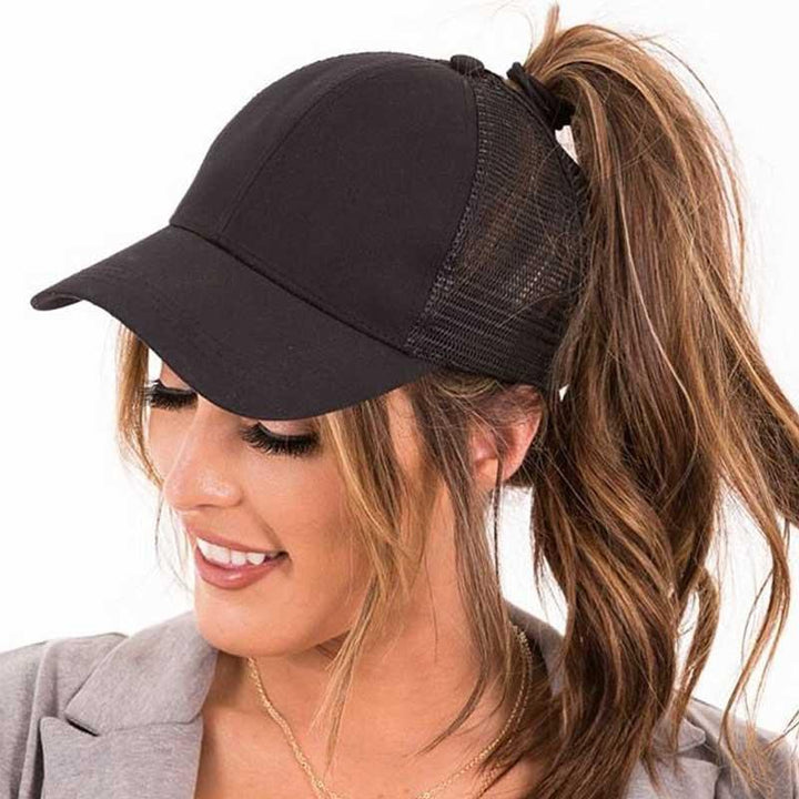 Dames pet SkyShield met handige opening voor hoge paardenstaart, ideaal voor sport & outdoor.
