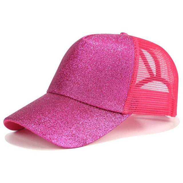 Sportieve dames zonnecap met speciale opening voor paardenstaart, beschermt tegen de zon.