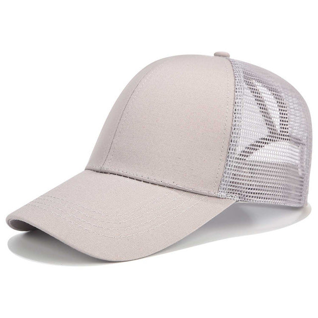 Modieuze SkyShield pet voor dames, met paardenstaart opening; stijlvol en functioneel accessoire.