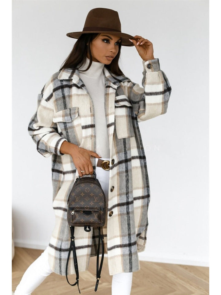 Lichte damesjas met plaid motief, een comfortabele en stijlvolle keuze voor lente, herfst en mildere winterdagen.