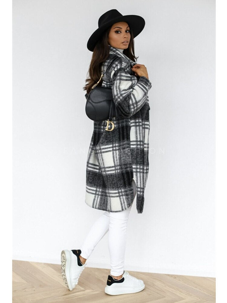 Zachte geruite jas voor dames, oversized en casual, de perfecte bovenkleding voor een ontspannen, modieuze look.