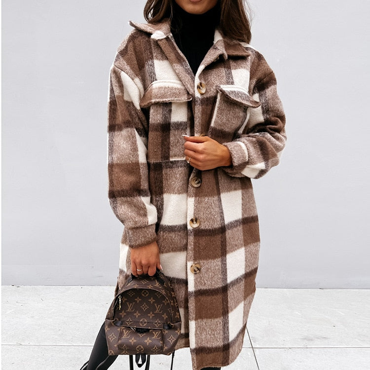 Warme plaid damesjas, ideaal als winterjas of voor koelere herfstdagen, combineert mode met comfort.