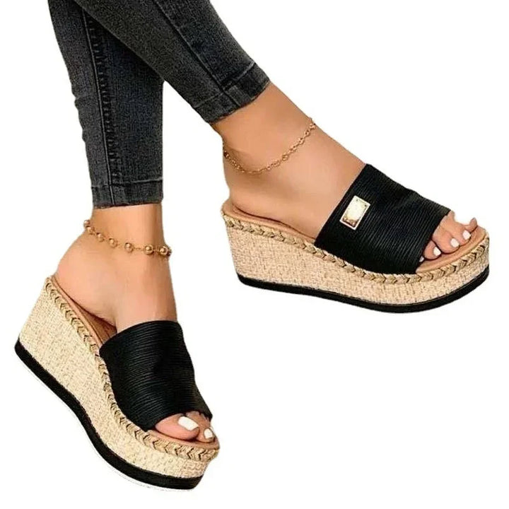 Elegante dames zomer sandalen met plateau en comfortabele sleehak, ideaal voor een stijlvolle look.
