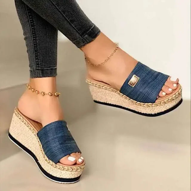 Elegante dames sleehak sandalen met plateauzool, perfect voor casual zomerlooks en strandwandelingen.