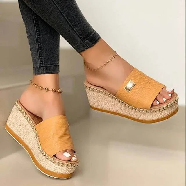 Comfortabele dames sandalen met stevige sleehak en plateau, ideaal voor dagelijks gebruik in de zomer.