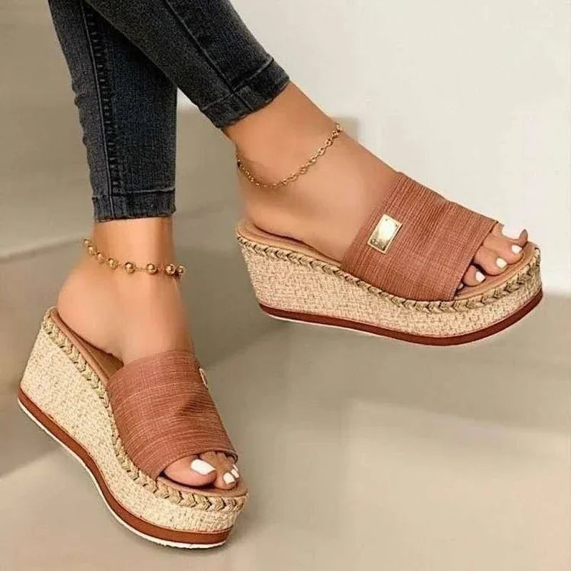 Veelzijdige dames plateau sandalen met sleehak, comfortabel en trendy voor elke zomeractiviteit.
