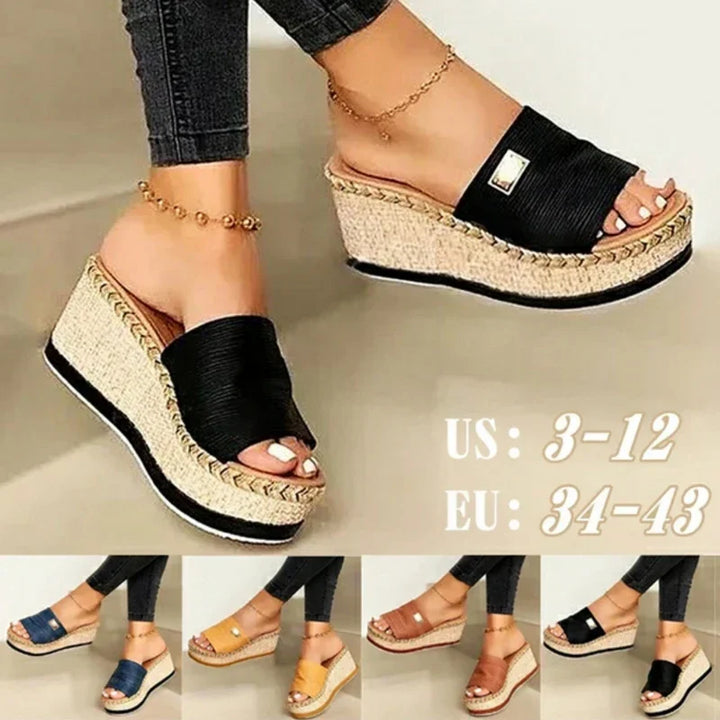 Damesmode: Trendy plateau sandalen met comfortabele sleehak, ideaal voor een zomerse collectie.