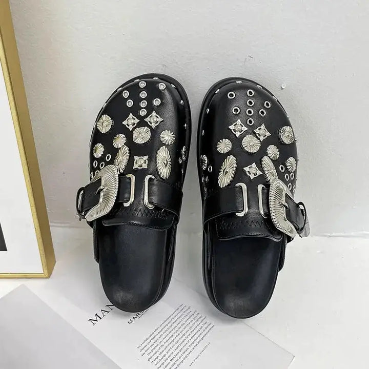 Dames plateau sandalen met stoere studs, perfect voor een trendy zomerlook.
