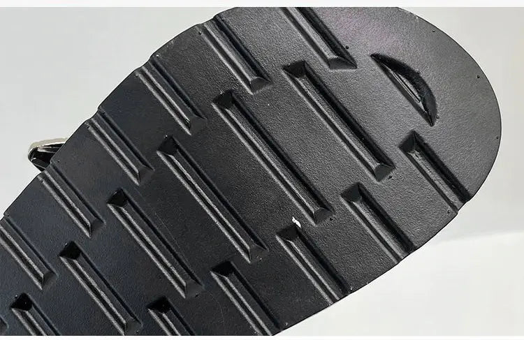 Veelzijdige zwarte dames plateausandalen met studs, makkelijk te combineren voor elke gelegenheid.