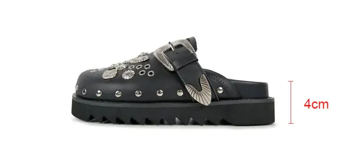 Trendy plateau sandalen voor dames met studs, de ideale keuze voor een casual chic zomer.