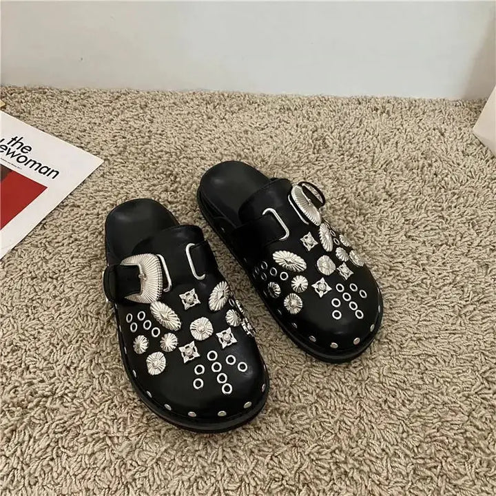 Comfortabele dames plateau sandalen met studs, ideaal voor zomerse dagen en festivals.