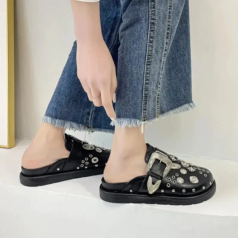 Trendy dames plateau sandalen met studs, de perfecte schoen voor een avondje uit of feest.