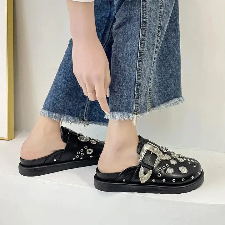 Trendy dames plateau sandalen met studs, de perfecte schoen voor een avondje uit of feest.