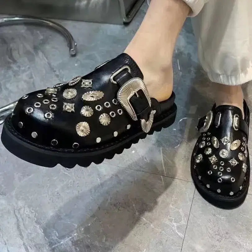 Modieuze zwarte plateausandalen voor dames, een must-have voor je zomerse garderobe.